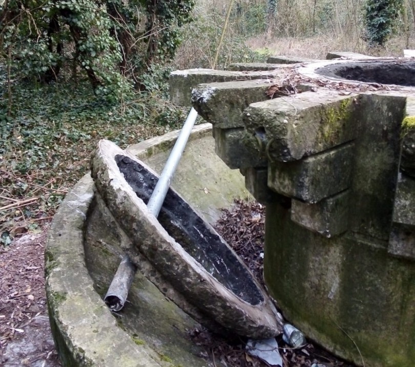 Ancora danni alla fontana del Bosco della Cittadella: divelto un segnale stradale